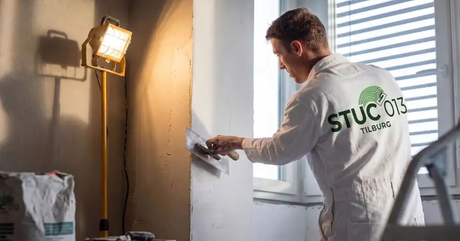 Renovatie van beschadigde muren met stucwerk in Tilburg