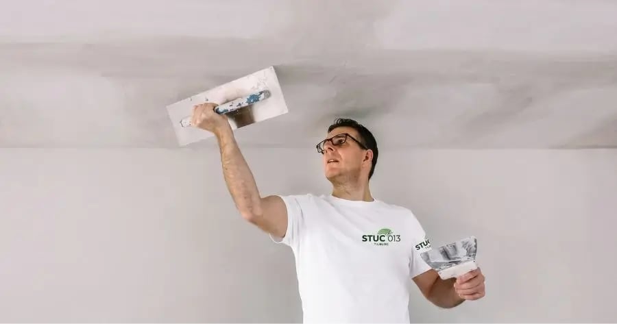 Sierpleister aangebracht op wand in woning in Tilburg