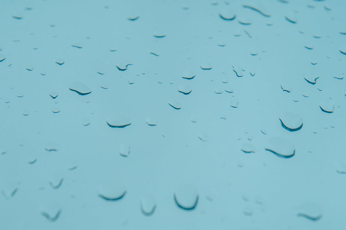 Waterdruppels op een glad verzegeld oppervlak als illustratie van waterdichtheid
