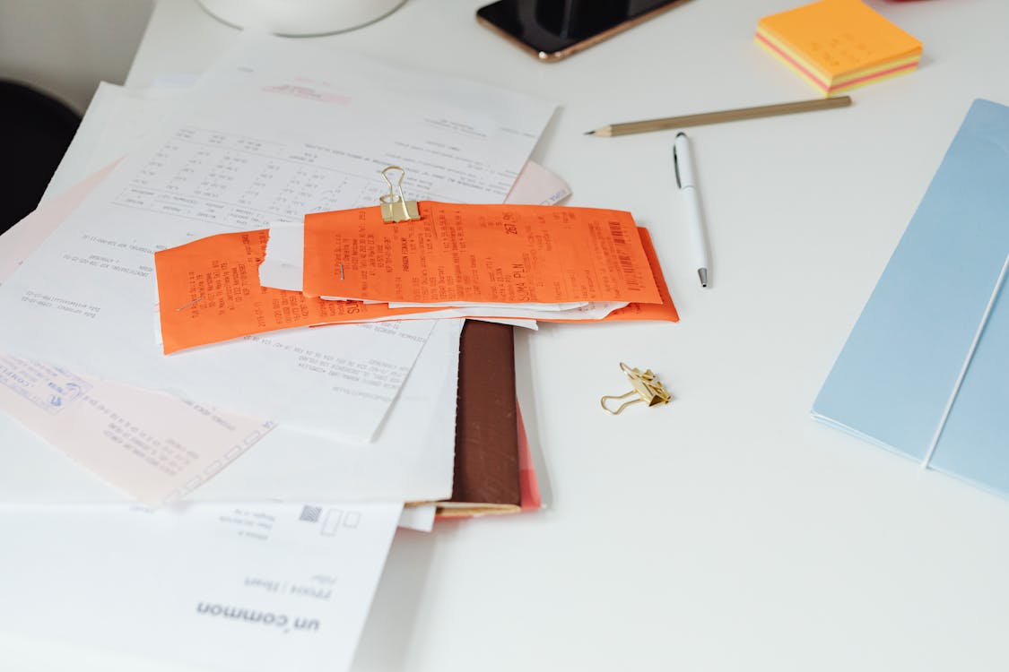 Offertes en bonnen vergeleken op een bureau