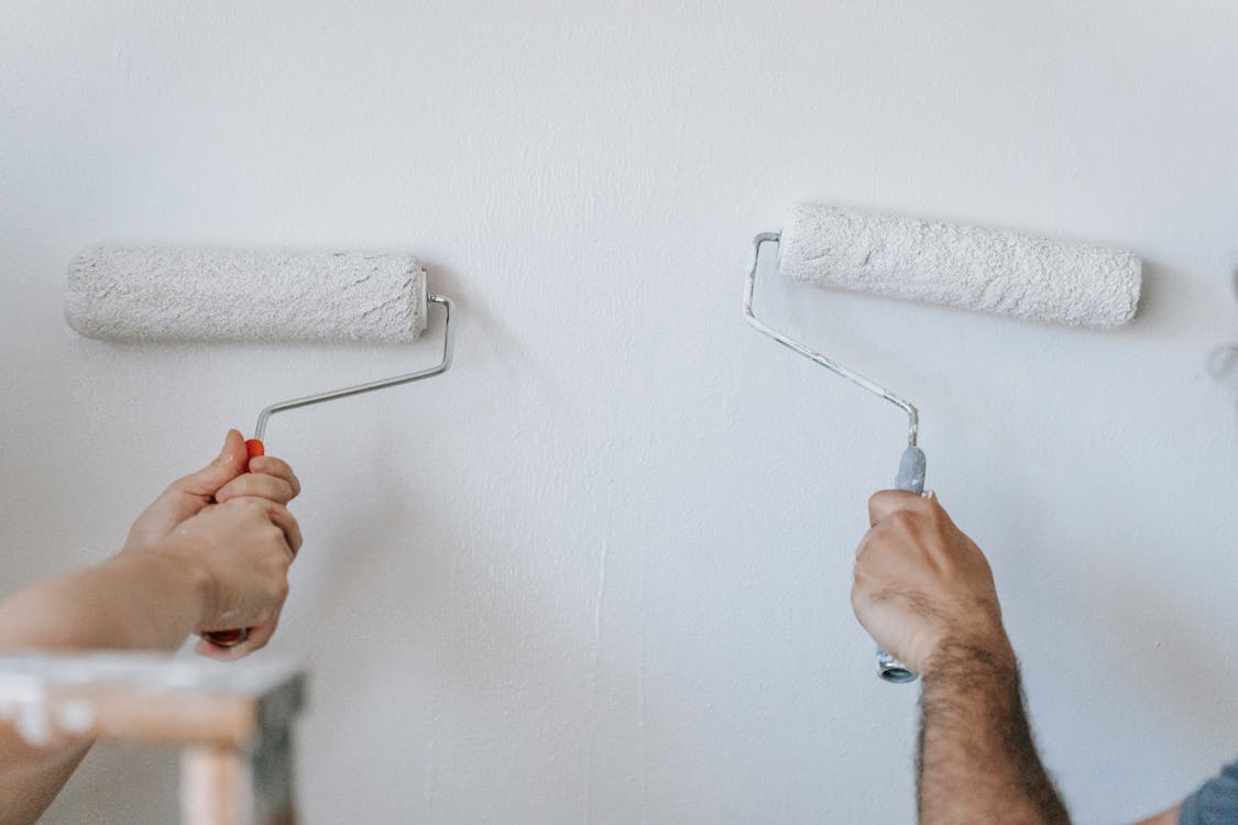 Doe-het-zelver die kleine reparaties uitvoert aan een binnenmuur