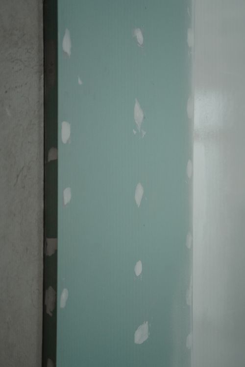 Gipsplaatwand, net geplaatst en klaar voor dunpleister of glad pleisterwerk