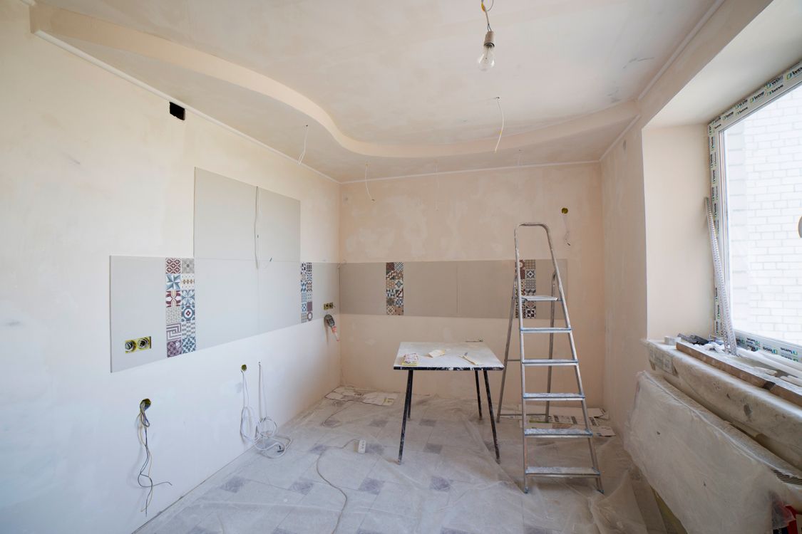 Woonkamer in renovatie met stucmateriaal en gereedschap klaar voor de klus